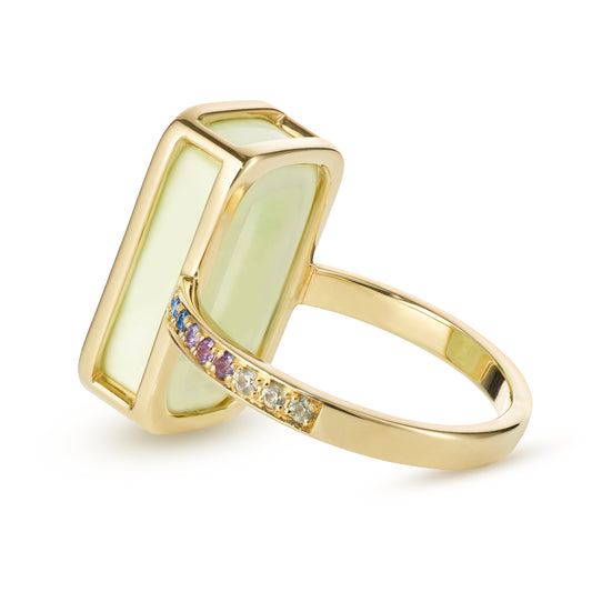 Pfefferminz-ring-guava-stoned-yellow-gold-with-lemon-chrysoprase-and-sapphire