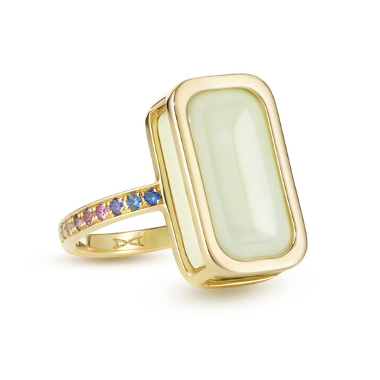 Pfefferminz-ring-guava-stoned-yellow-gold-with-lemon-chrysoprase-and-sapphire