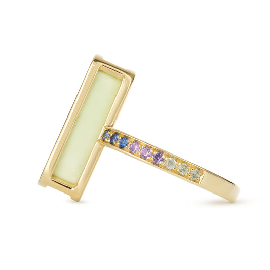 Pfefferminz-ring-guava-stoned-yellow-gold-with-lemon-chrysoprase-and-sapphire