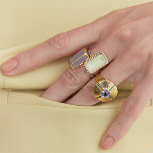 Pfefferminz-ring-guava-stoned-yellow-gold-with-lemon-chrysoprase-and-sapphire