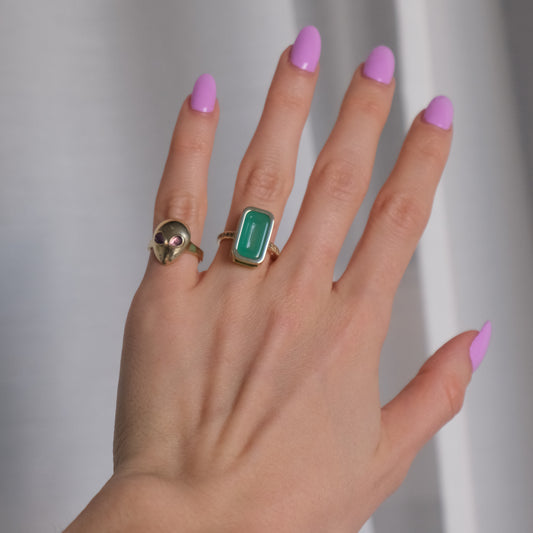 Pfefferminz-ring-kiwi-stoned-yellow-gold-with-chrysoprase-and-sapphire